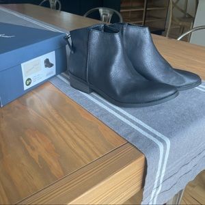 New In Box Universal Theread Emma Ankle Boots